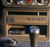 Het display van een inbouwmodel, binnen in de auto